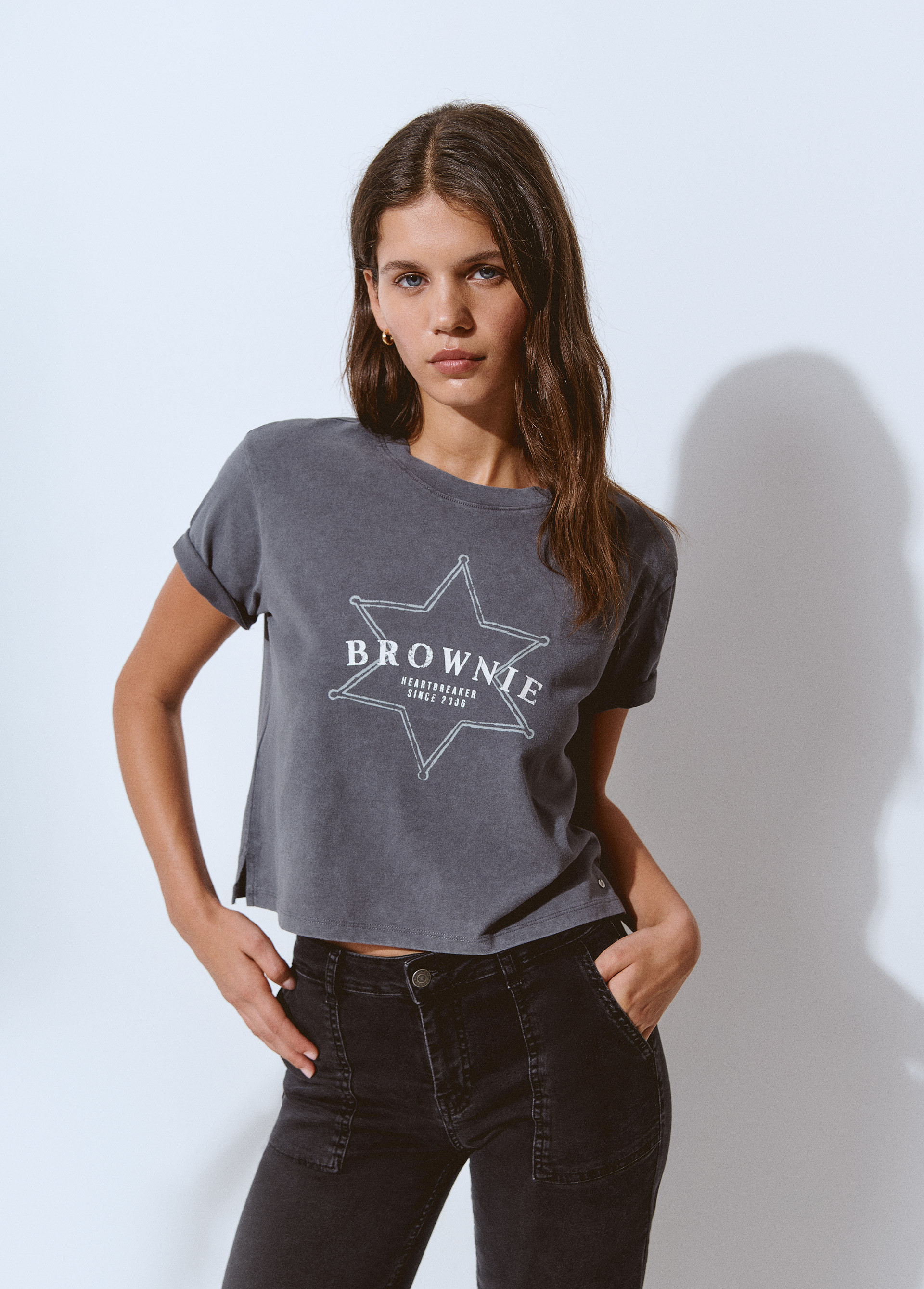 Star placement print washed T shirt BROWNIE