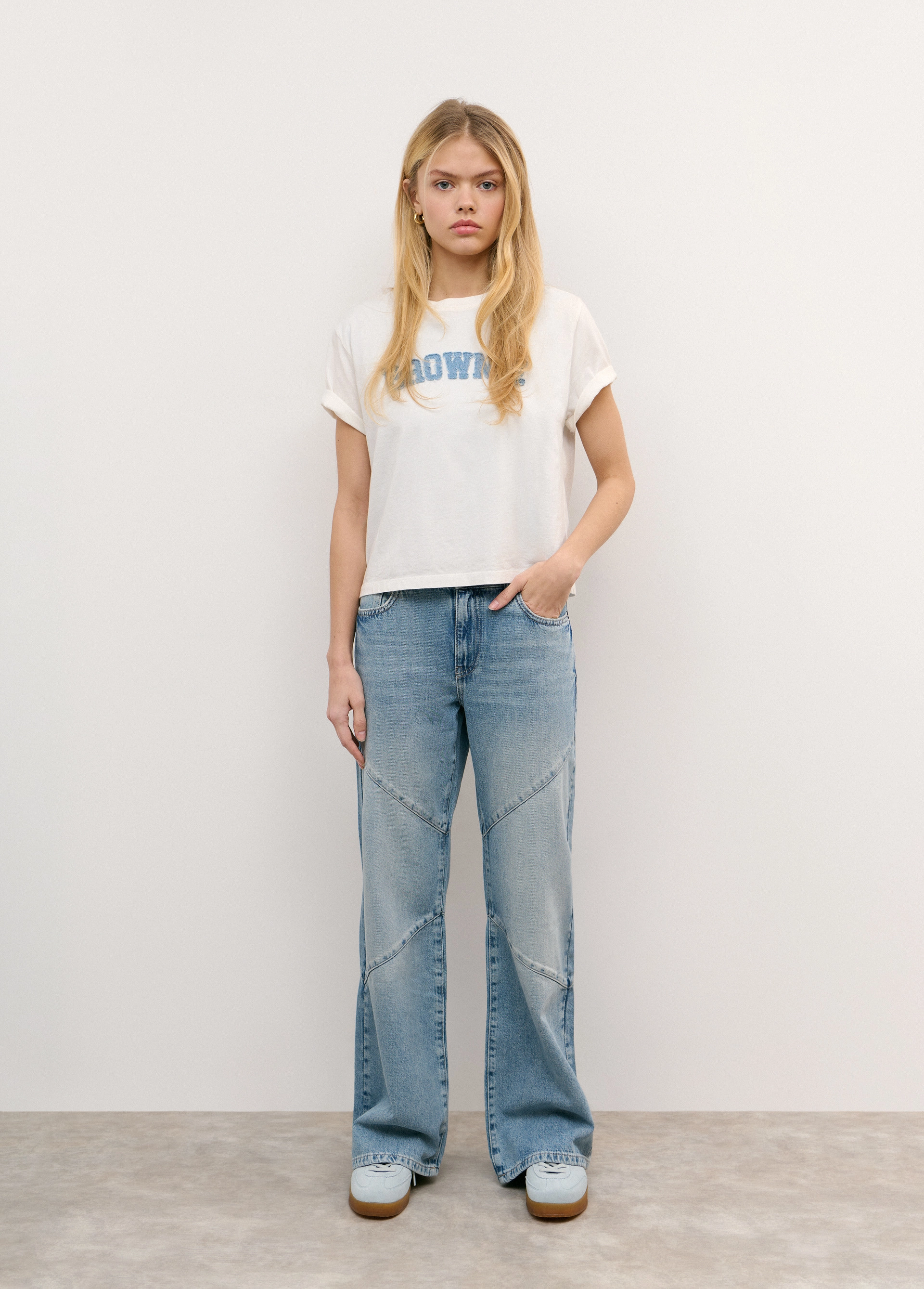 Relaxed jeans with seams